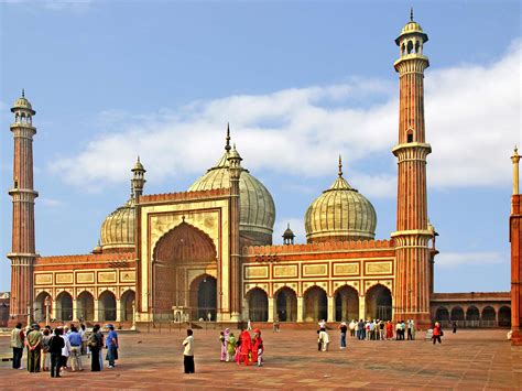 Jama Masjid! Experience the Grandeur of Mughal Architecture and Witness Faith in Action!