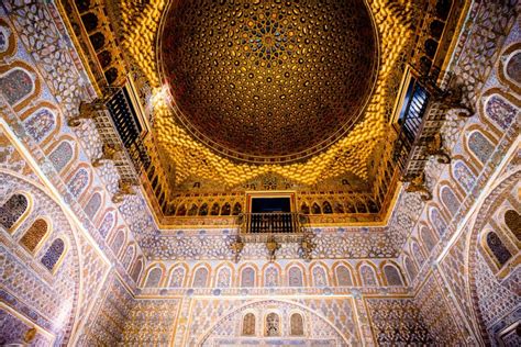 Real Alcázar แห่ง Seville: สถาปัตยกรรมมหัสจรรย์ที่ผสานศิลปะอิสลามและคริสเตียน!