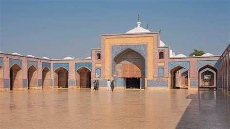  Shah Jahan Mosque: สถาปัตยกรรมมหัศจรรย์ที่ส่องประกายความงดงามของศาสนาอิสลาม!